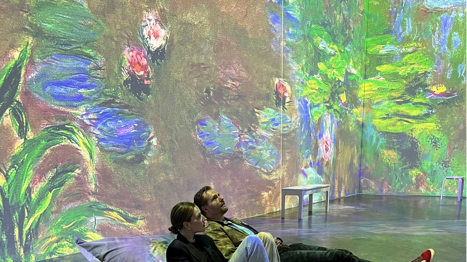 Auf Sitzsäcken liegend taucht man in Monets Malerei ein.Foto: Monets Garte/Alegria Konzert