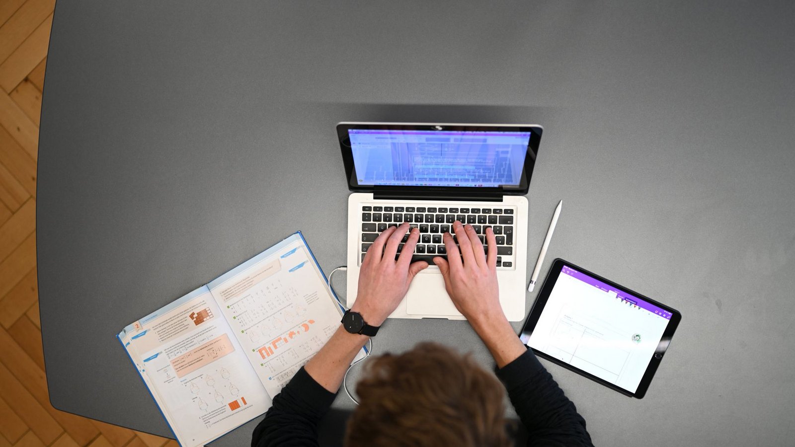 Lehrkräfte brauchen nicht nur einen Computer, sondern auch auf Schulen zugeschnittene Softwarepakete,  um einen Teil ihrer Arbeit digital zu verrichten.Foto: dpa/Felix Kästle