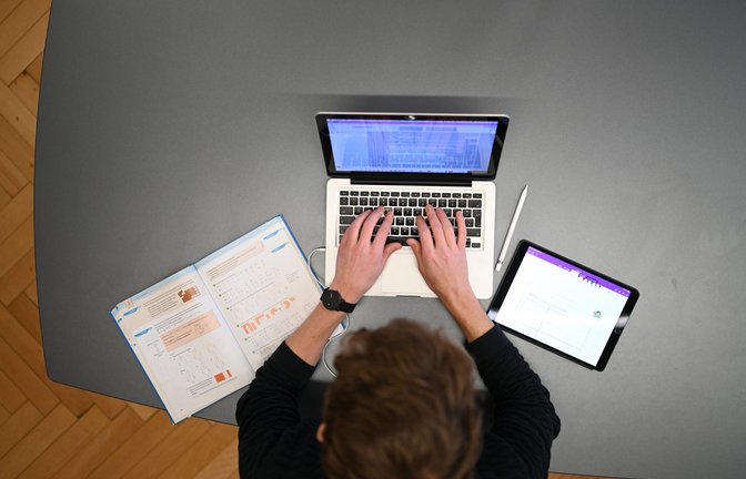 Lehrkräfte brauchen nicht nur einen Computer, sondern auch auf Schulen zugeschnittene Softwarepakete,  um einen Teil ihrer Arbeit digital zu verrichten.<span class='image-autor'>Foto: dpa/Felix Kästle</span>