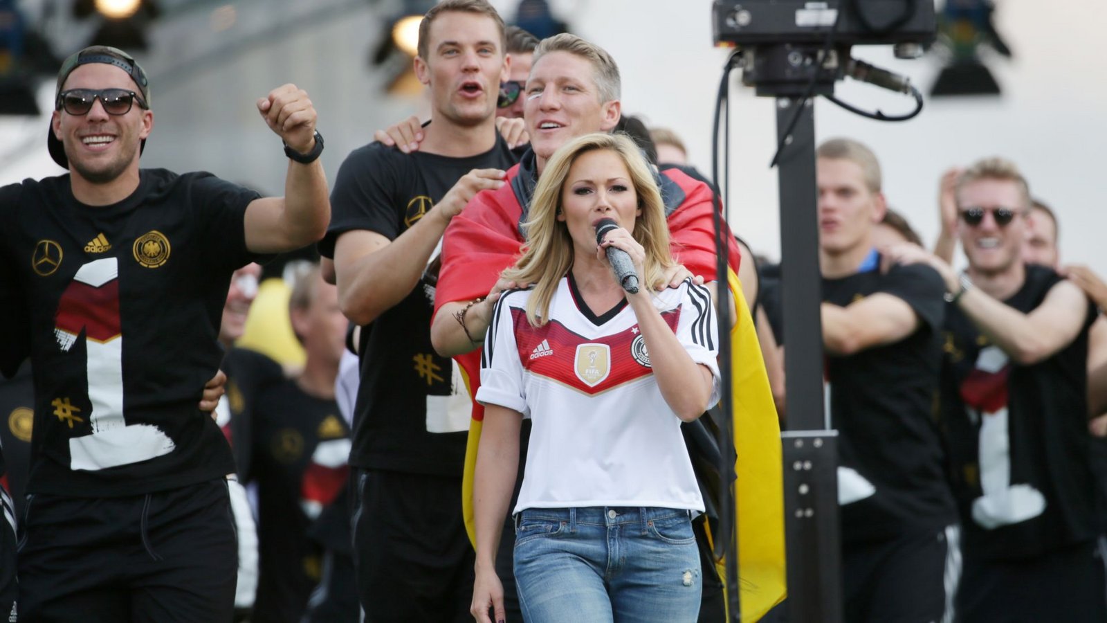 Helene Fischer und der DFB: Nach dem Triumph 2014 ging es "Atemlos durch die Nacht"Foto: picture alliance / Michael Kappeler/dpa Helene Fischer und der DFB: Nach dem Triumph 2014 ging es "Atemlos durch die Nacht"Foto: picture alliance / Michael Kappeler/dpa