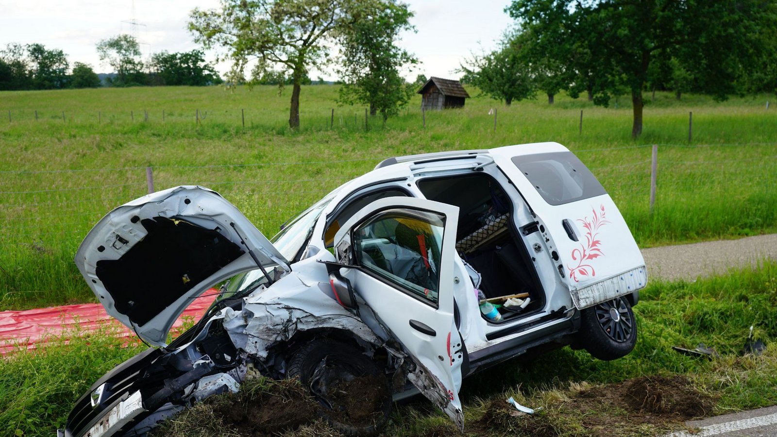 Der Dacia schleuderte nach dem Zusammenstoß nach rechts auf das Bankett und kam  quer zur Fahrbahn zum Stehen.Foto: SDMG / Woelfl