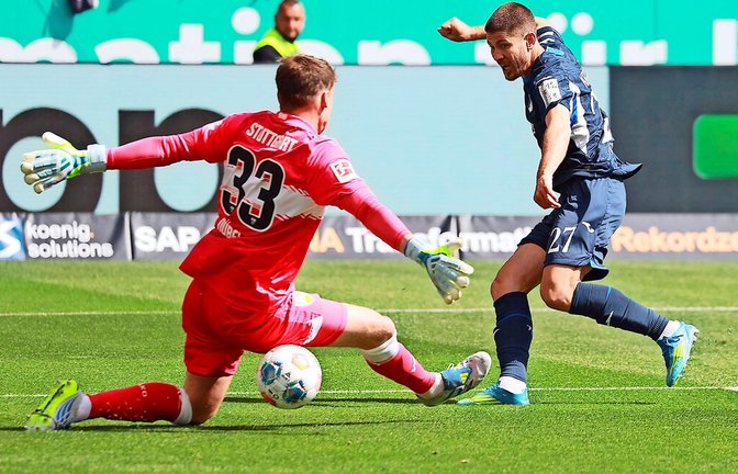 Hoffenheims Torjäger Andrej Kramaric erzielt das frühe 1:0 gegen den VfB in der 7. Spielminute. Stuttgarts Schlussmann Alexander Nübel ist machtlos.<span class='image-autor'>Foto: imago/Sportfoto Rudel</span>