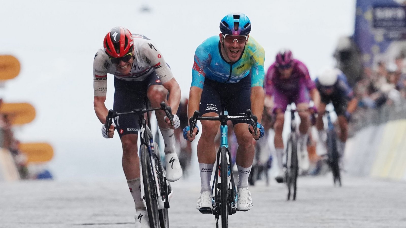 Davide Ballerini (r) aus Italien vom XDS Astana Team fährt vor Jasper Stuyven aus Belgien vom Team Soudal Quick-Step zum Etappensieg bei der Giro d’Italia.Foto: Gian Mattia d'Alberto/LaPresse/AP/dpa Davide Ballerini (r) aus Italien vom XDS Astana Team fährt vor Jasper Stuyven aus Belgien vom Team Soudal Quick-Step zum Etappensieg bei der Giro d’Italia.Foto: Gian Mattia d'Alberto/LaPresse/AP/dpa