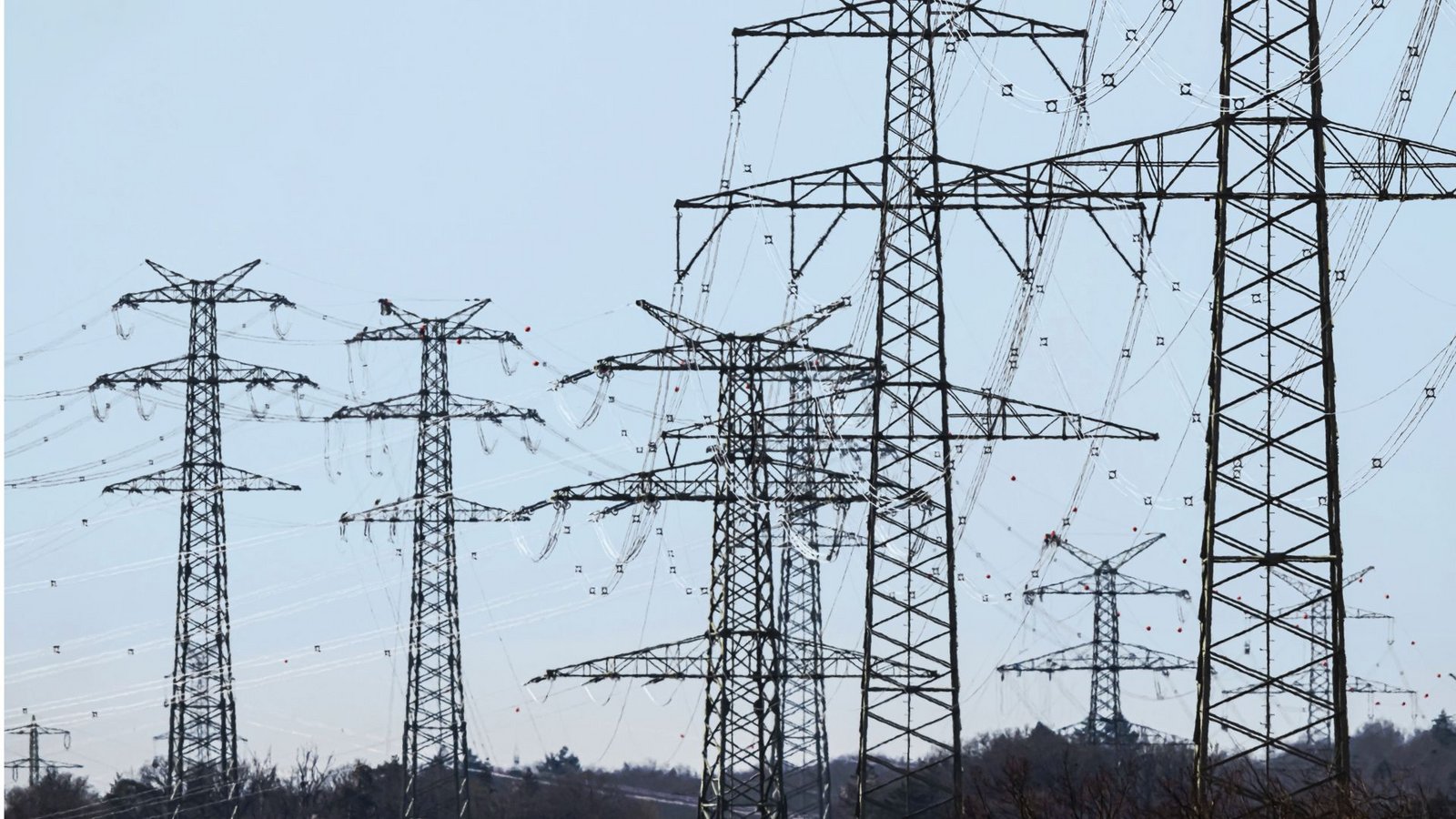 Höchstspannungsleitungen sind oft redundant ausgelegt – viele andere Teile des Netzes nicht.Foto: IMAGO/Arnulf Hettrich