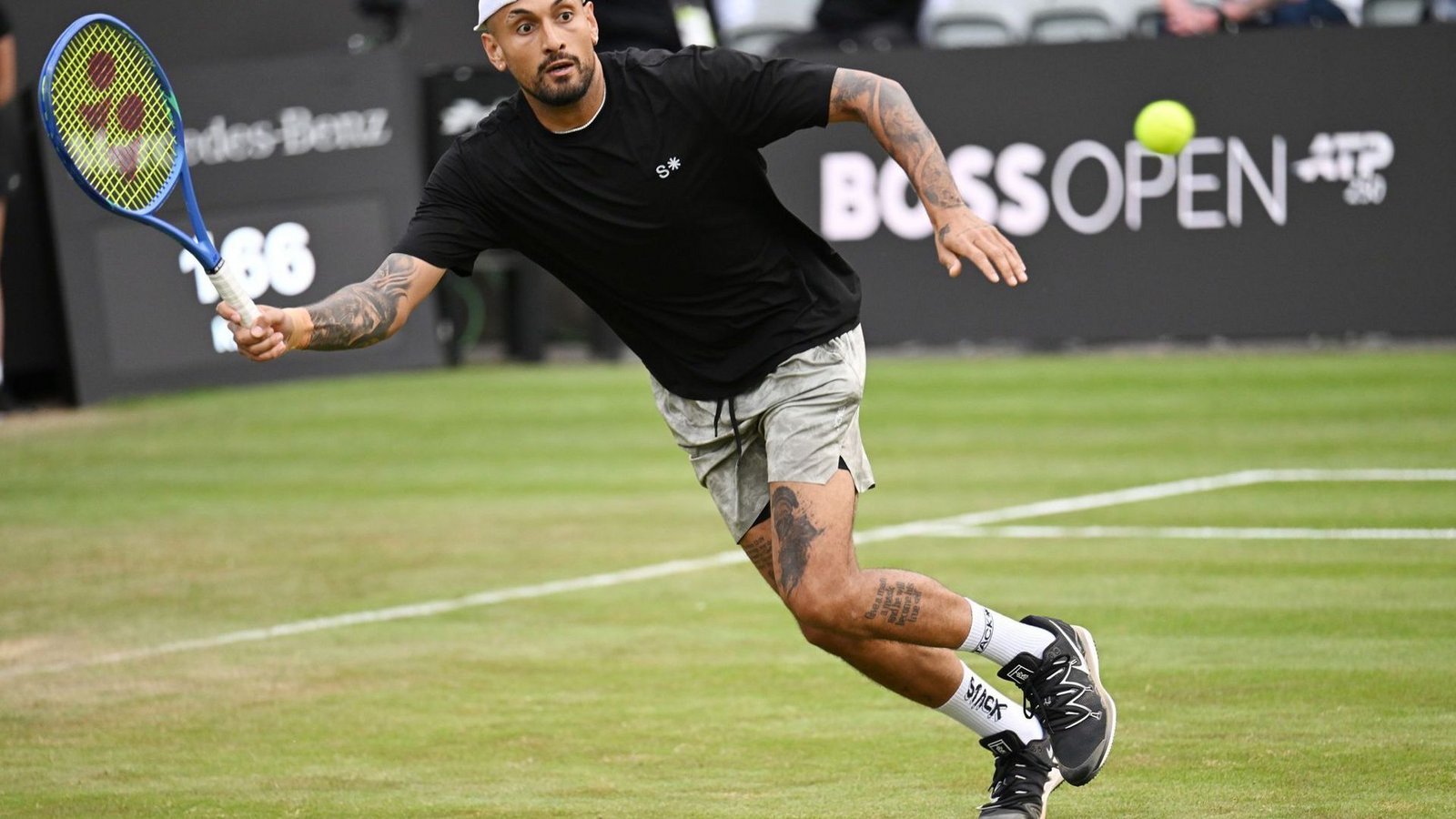 Nick Kyrgios in Aktion bei den Boss Open - der australische Exzentriker feiert in Stuttgart sein Comeback.Foto: Marijan Murat/dpa Nick Kyrgios in Aktion bei den Boss Open - der australische Exzentriker feiert in Stuttgart sein Comeback.Foto: Marijan Murat/dpa