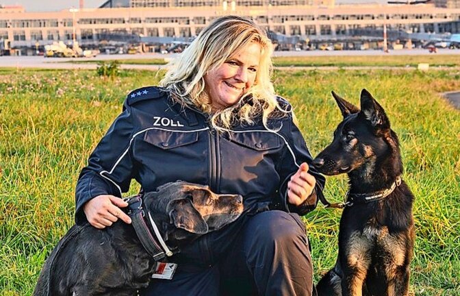 Die Zollhundeführerin Bettina Remppis mit Labradorhündin Dewi (links) und Schäferhündin Cami<span class='image-autor'>Foto: Hauptzollamt Stuttgart</span>