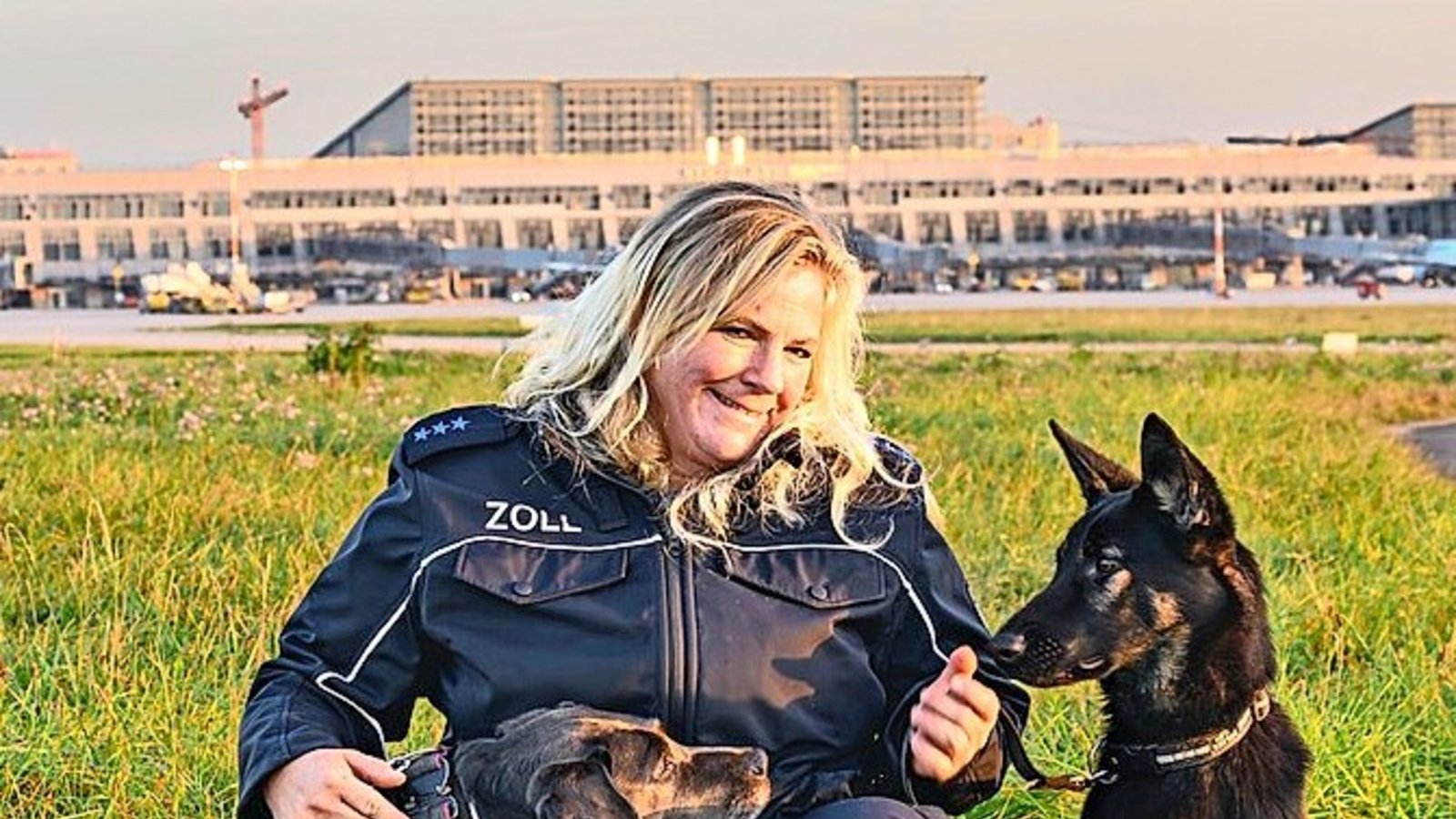 Die Zollhundeführerin Bettina Remppis mit Labradorhündin Dewi (links) und Schäferhündin CamiFoto: Hauptzollamt Stuttgart