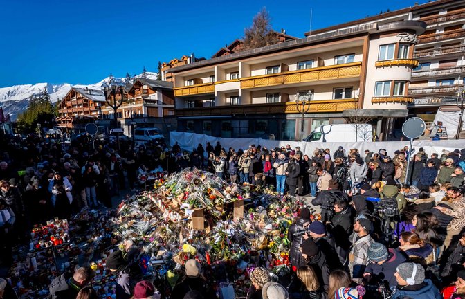 Nach der Brandkatastrophe mit 40 Toten herrscht große Trauer im Schweizer Skiort Crans-Montana.<span class='image-autor'>Foto: AFP/MAXIME SCHMID</span>