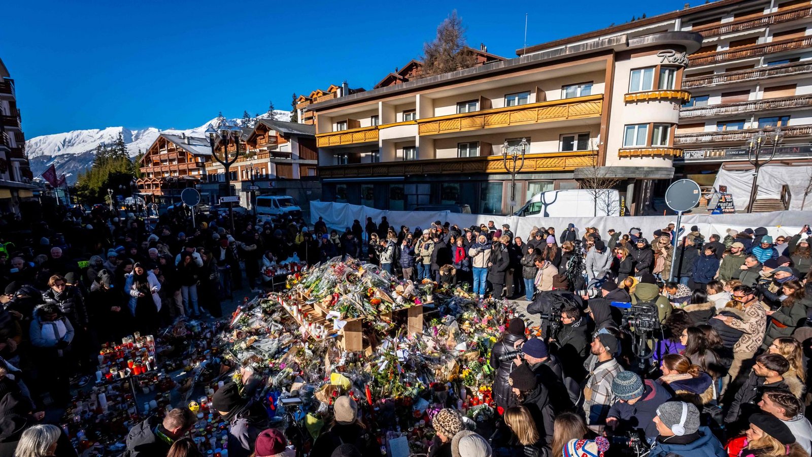 Nach der Brandkatastrophe mit 40 Toten herrscht große Trauer im Schweizer Skiort Crans-Montana.Foto: AFP/MAXIME SCHMID Nach der Brandkatastrophe mit 40 Toten herrscht große Trauer im Schweizer Skiort Crans-Montana.Foto: AFP/MAXIME SCHMID