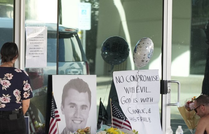 Trauernde vor dem Sitz der von Charlie Kirk angeführten Jugendorganisation Turning Point USA in Phoenix, Arizona.<span class='image-autor'>Foto: Ross D. Franklin/AP/dpa</span>