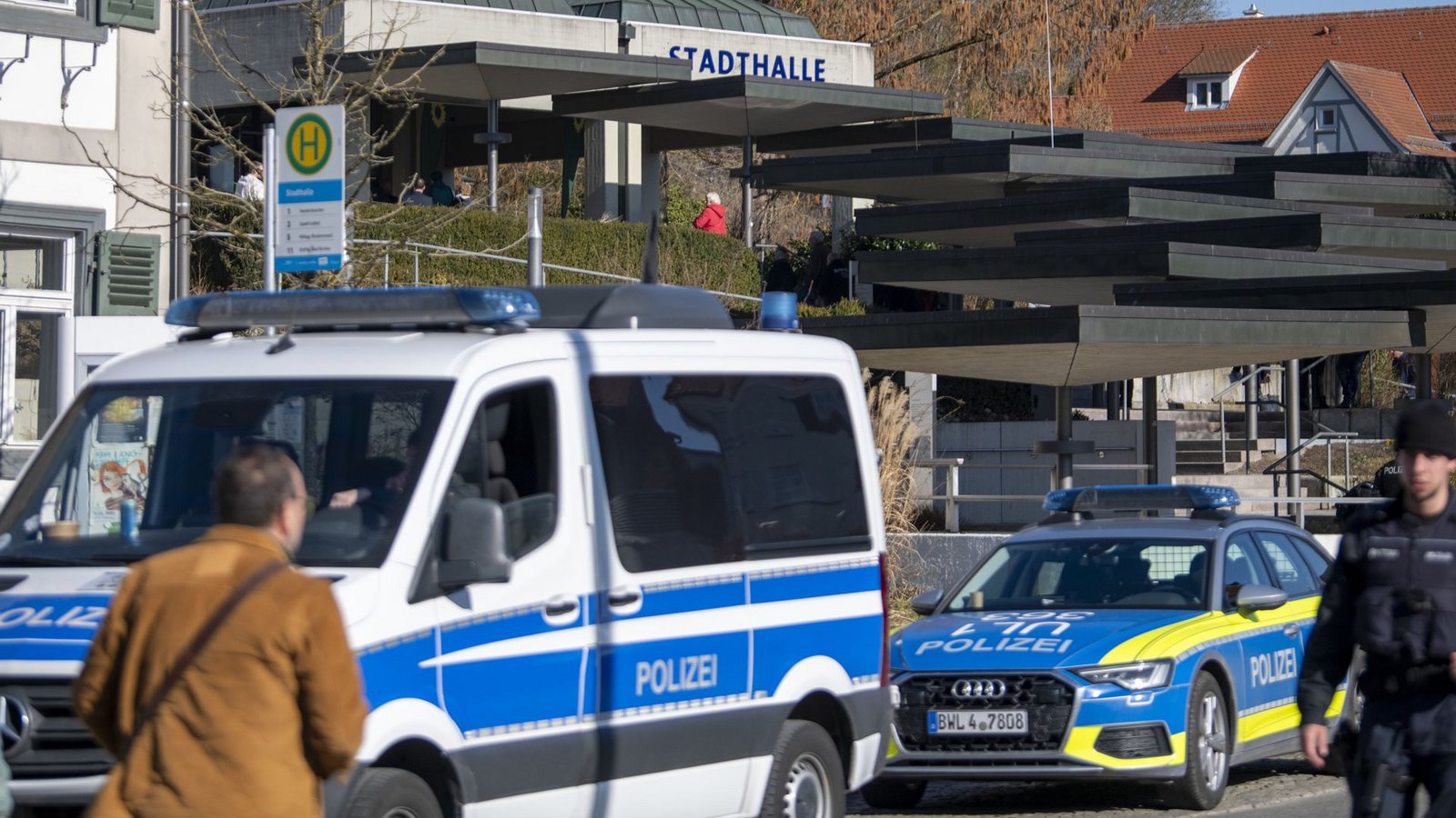 Die Polizei sichert die Stadthalle in Biberach, in der sich die Grünen zum politischen Aschermittwoch treffen.Foto: dpa/Stefan Puchner Die Polizei sichert die Stadthalle in Biberach, in der sich die Grünen zum politischen Aschermittwoch treffen.Foto: dpa/Stefan Puchner