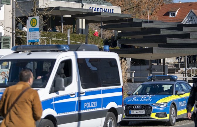 Die Polizei sichert die Stadthalle in Biberach, in der sich die Grünen zum politischen Aschermittwoch treffen.<span class='image-autor'>Foto: dpa/Stefan Puchner</span>