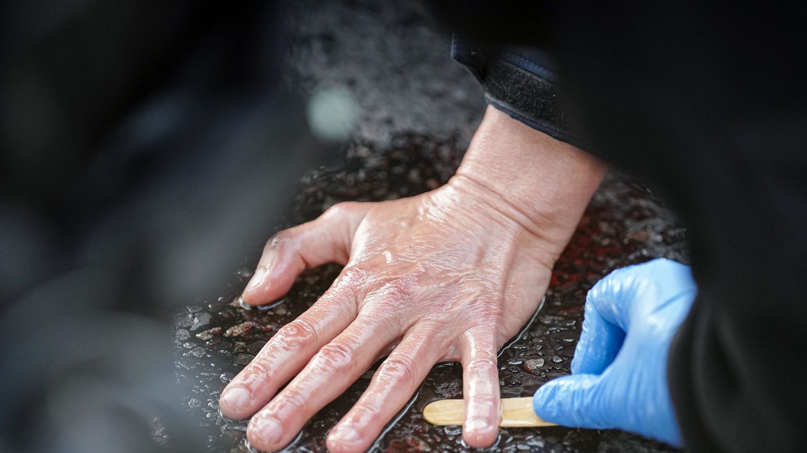Das Ablösen der Klimakleber kostet die Polizei viel Zeit.Foto: dpa/Kay Nietfeld Das Ablösen der Klimakleber kostet die Polizei viel Zeit.Foto: dpa/Kay Nietfeld