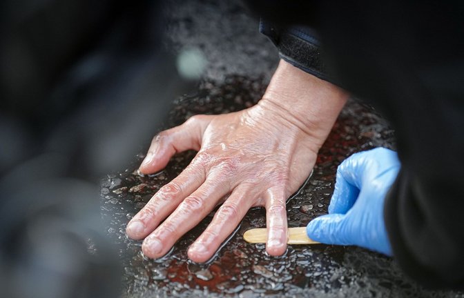 Das Ablösen der Klimakleber kostet die Polizei viel Zeit.<span class='image-autor'>Foto: dpa/Kay Nietfeld</span>