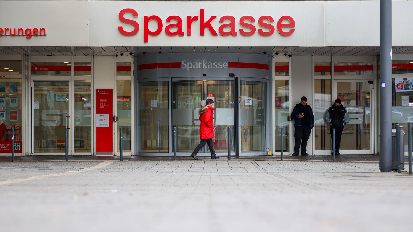 Die Sparkasse Gelsenkirchen gibt nach dem Millionen-Einbruch zurückgelassene Wertsachen an die Eigentümer zurück. (Archivbild)Foto: Christoph Reichwein/dpa Die Sparkasse Gelsenkirchen gibt nach dem Millionen-Einbruch zurückgelassene Wertsachen an die Eigentümer zurück. (Archivbild)Foto: Christoph Reichwein/dpa