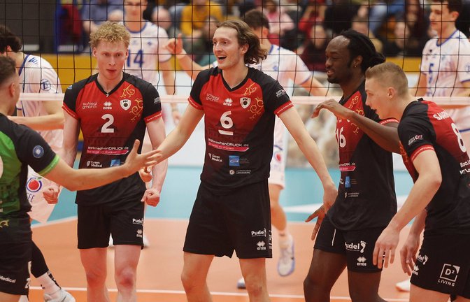 Gibt es für die Ludwigsburger Volleyballer um Kapitän Ben-Simon Bonin (Mi.) gegen den VfB Friedrichshafen erneut Grund zum Jubeln?<span class='image-autor'>Foto: Baumann</span>
