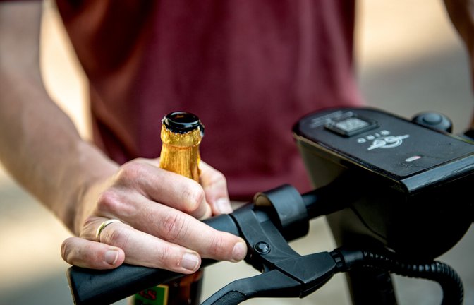 Alkohol und E-Scooter sind in der Kombination gefährlich. (Symbolbild)<span class='image-autor'>Foto: dpa</span>