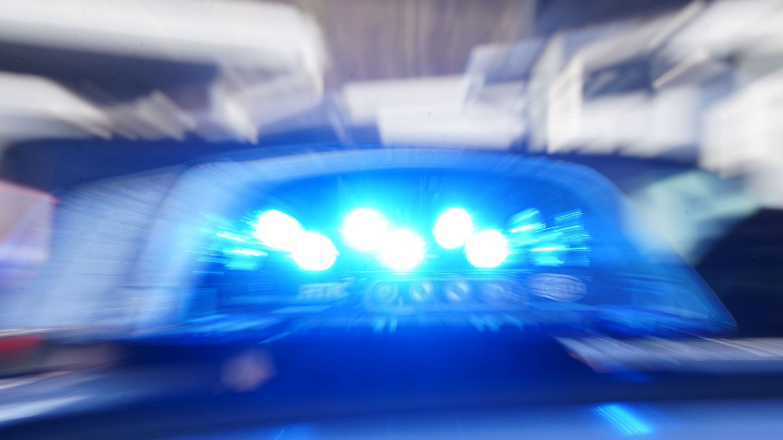 Die betroffene Landstraße 1084 war am Nachmittag voll gesperrt. (Symbolbild)Foto: dpa/Marcus Brandt Die betroffene Landstraße 1084 war am Nachmittag voll gesperrt. (Symbolbild)Foto: dpa/Marcus Brandt