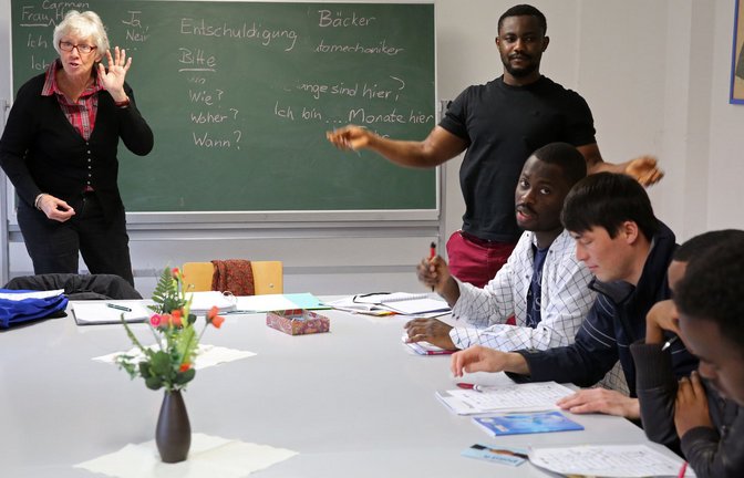Die Sprache ist der Schlüssel zum Einstieg in den Beruf. Politiker in den Kommunen fordern, dass bei der Integration von Migranten pragmatischer vorgegangen werden sollte.<span class='image-autor'>Foto: picture alliance//Bernd Wüstneck</span>