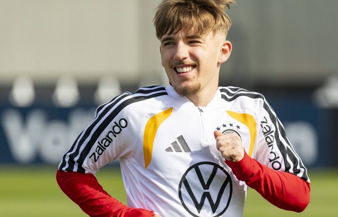 Bei Lennart Karl herrscht gute Laune.<span class='image-autor'>Foto: IMAGO/Harry Koerber</span>