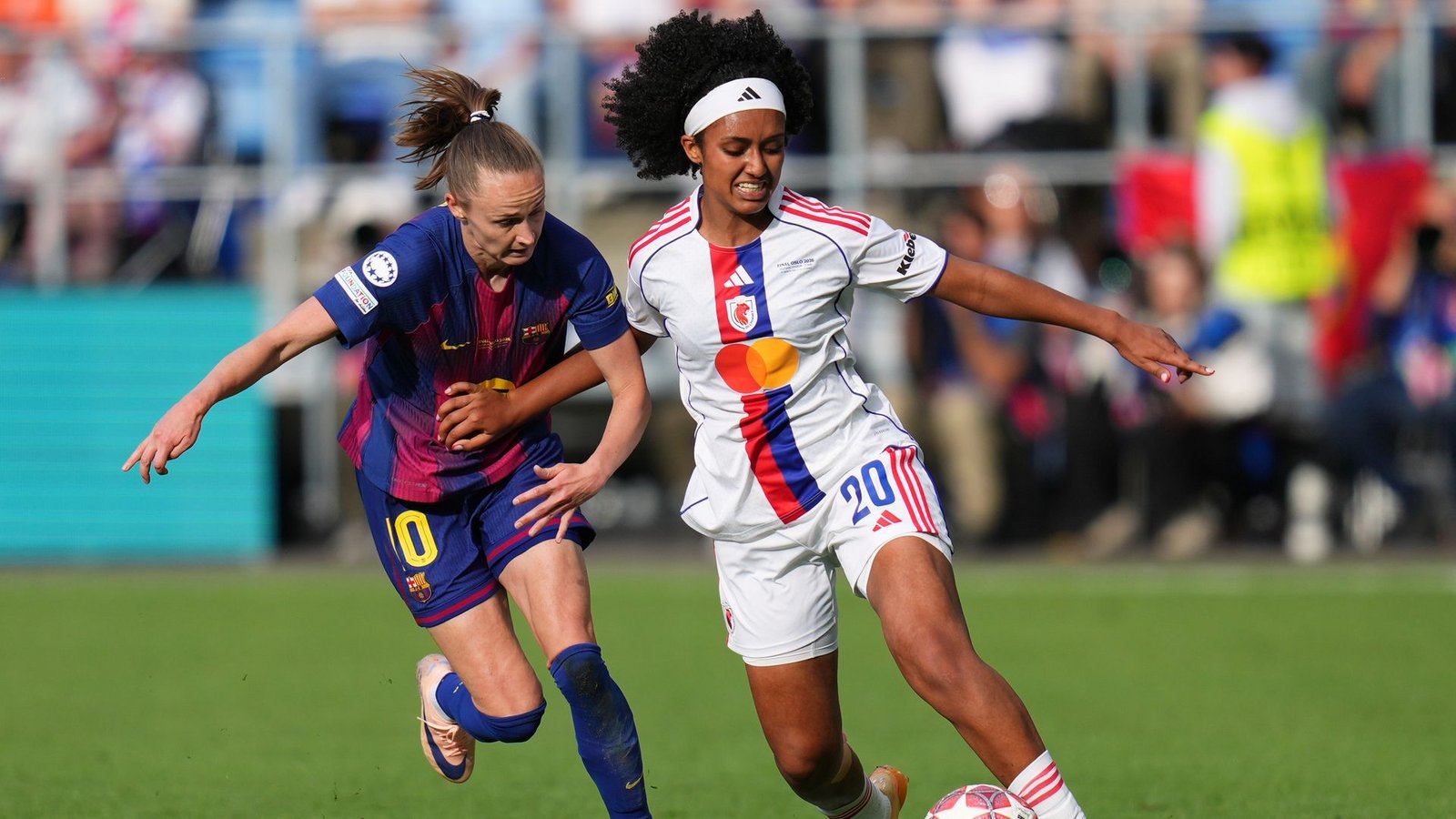 Lily Yohannes gegen Caroline Graham Hansen (l) vom FC Barcelona: Lyon wehrt sich mit aller Macht.Foto: Kirsty Wigglesworth/AP/dpa Lily Yohannes gegen Caroline Graham Hansen (l) vom FC Barcelona: Lyon wehrt sich mit aller Macht.Foto: Kirsty Wigglesworth/AP/dpa