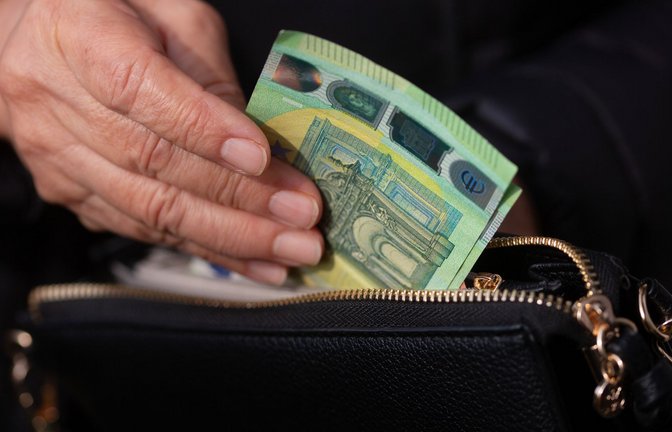 Eine Mehrheit der Bevölkerung sieht laut einer Allianz-Umfrage Lebenshaltungs- und Gesundheitskosten als größtes finanzielles Risiko im Alter. (Symbolbild)<span class='image-autor'>Foto: Fernando Gutierrez-Juarez/dpa</span>