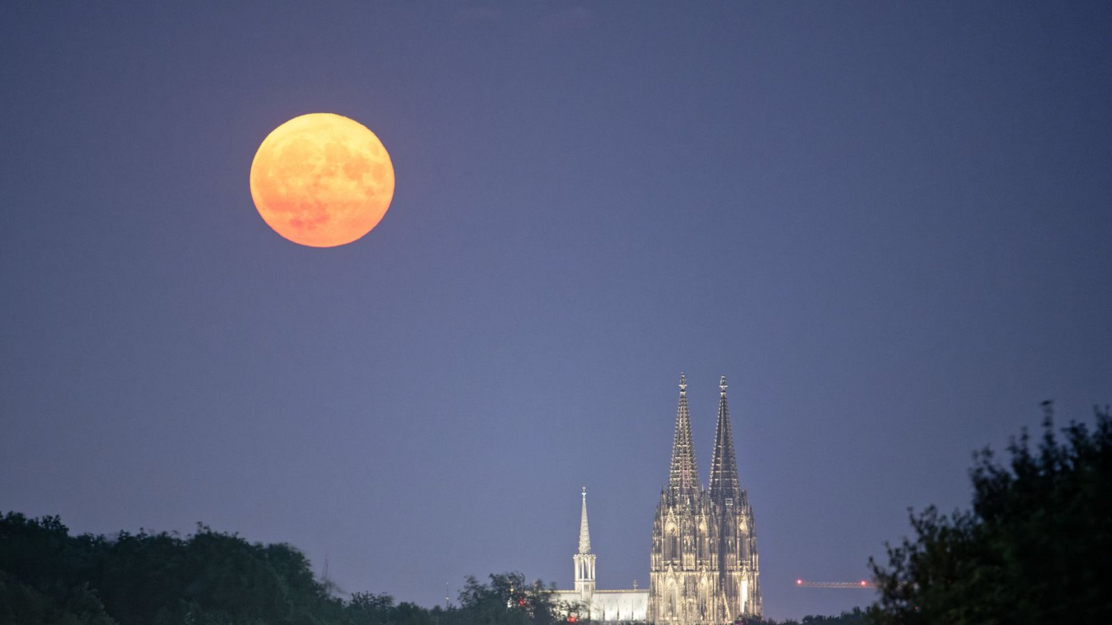Der Mond geht über dem Kölner Dom auf.Foto: dpa/Henning Kaiser