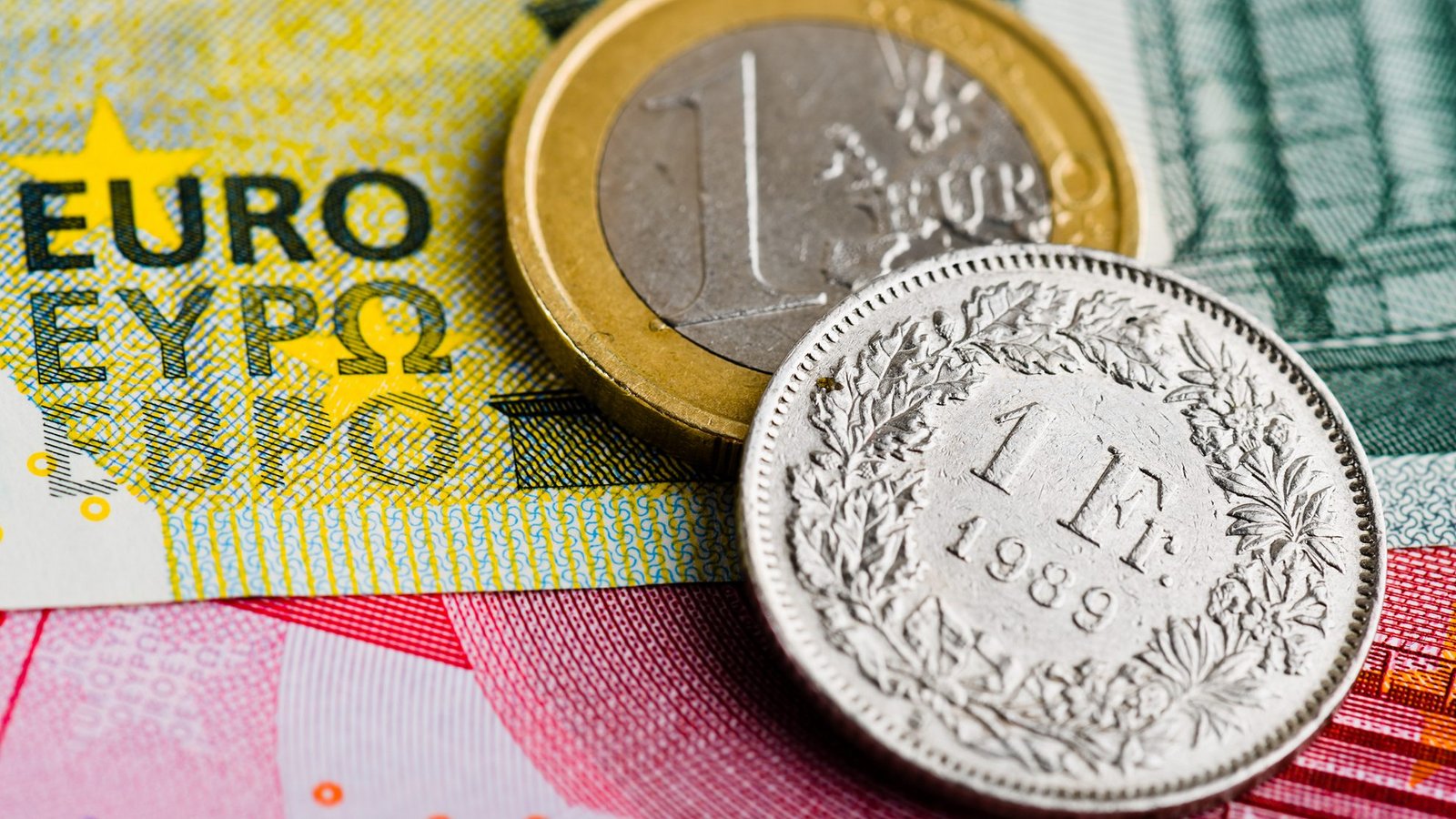 Im Gegensatz zu vielen Ländern in Europa hat die Schweiz als Währung nicht den Euro, sondern die Schweizer Franken.Foto: Valeri Luzina / shutterstock.com Im Gegensatz zu vielen Ländern in Europa hat die Schweiz als Währung nicht den Euro, sondern die Schweizer Franken.Foto: Valeri Luzina / shutterstock.com