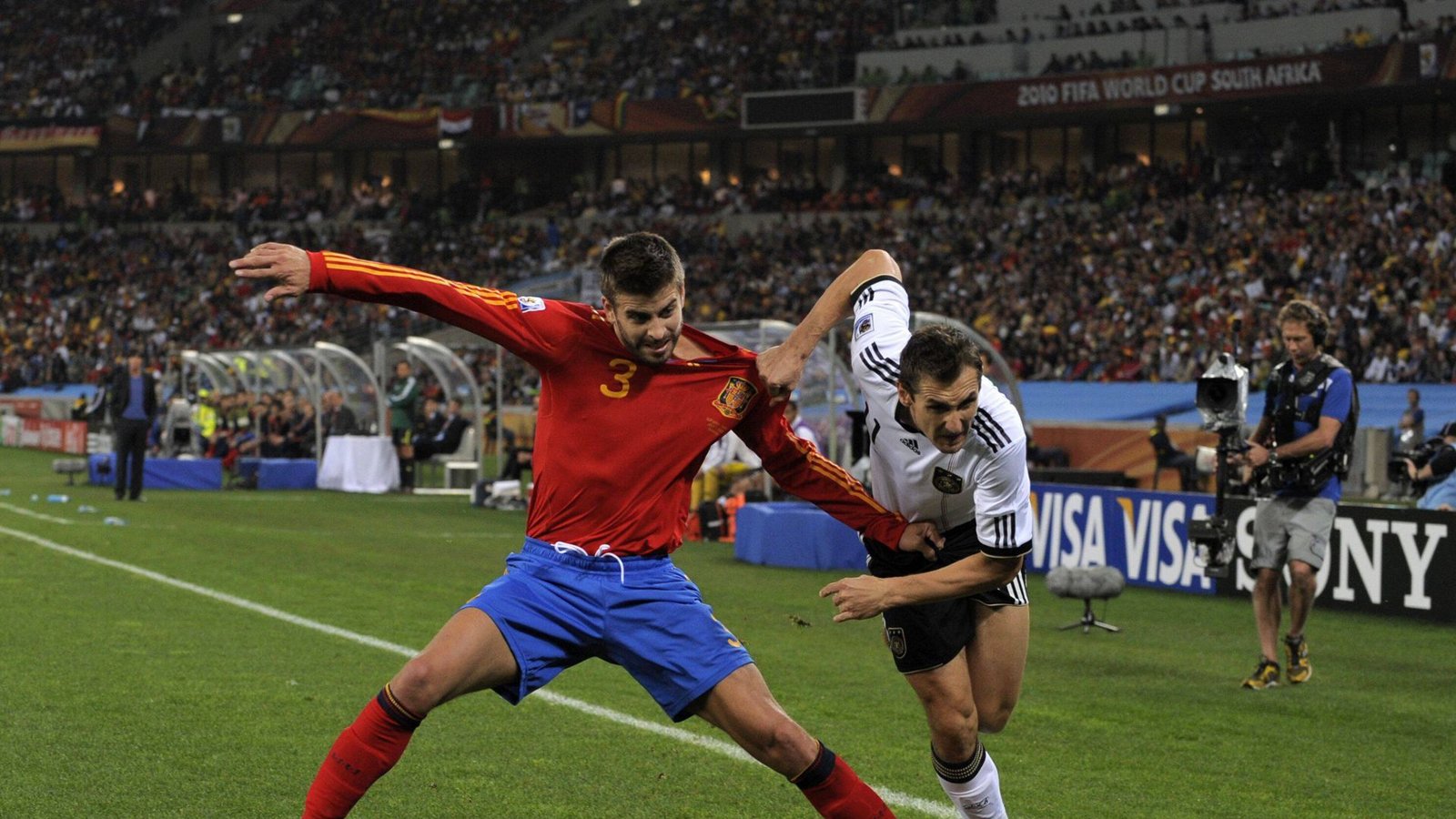 Juli 2010 – Zwei Jahre später kommt es im Halbfinale der WM 2010 erneut zum Duell mit den Spaniern. Hier kämpfen Miroslav Klose (rechts) und Gerard Pique um den Ball.Foto: imago/Shutterstock