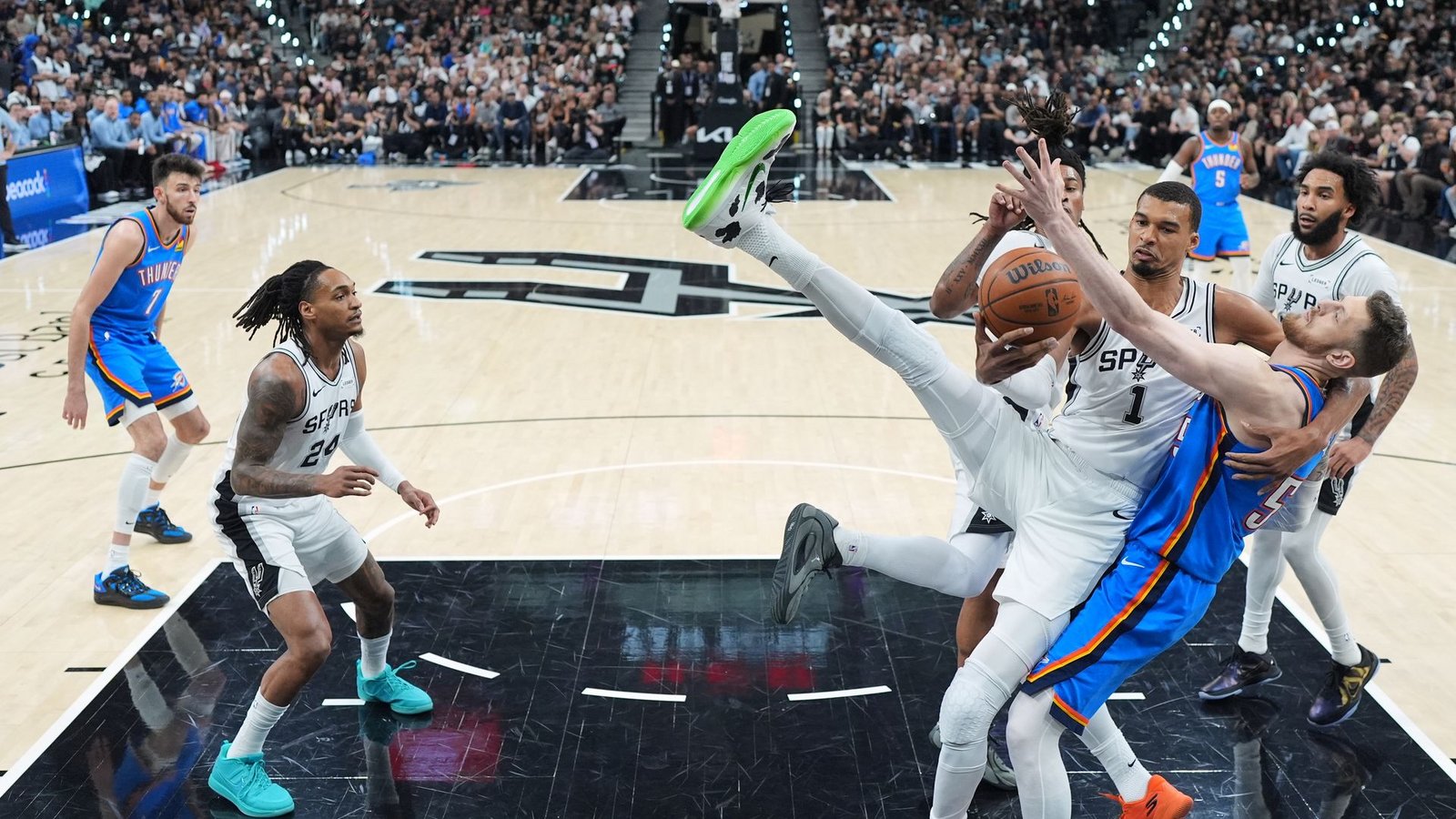 Vor allem defensiv ließen die Spurs um Victor Wembanyama kaum etwas zu.Foto: Eric Gay/AP/dpa Vor allem defensiv ließen die Spurs um Victor Wembanyama kaum etwas zu.Foto: Eric Gay/AP/dpa