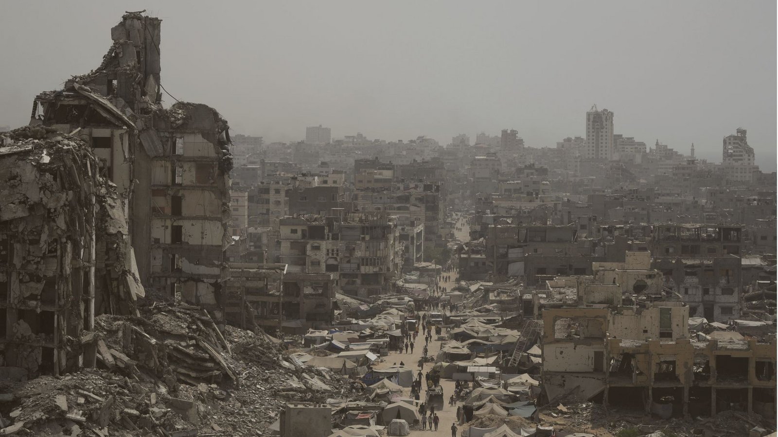 Viele Gebäude in Gaza-Stadt sind durch israelische Bombardierungen  zerstört.Foto: AP/dpa/Jehad Alshrafi
