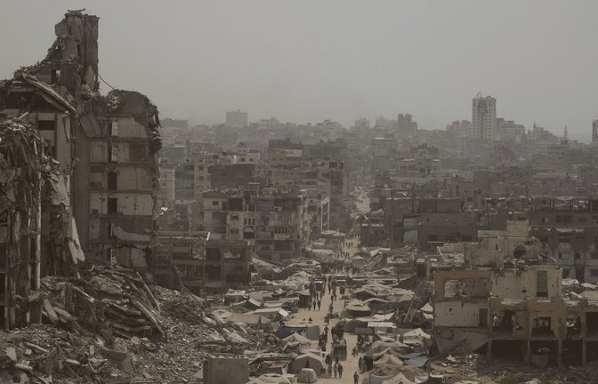 Viele Gebäude in Gaza-Stadt sind durch israelische Bombardierungen  zerstört.<span class='image-autor'>Foto: AP/dpa/Jehad Alshrafi</span>