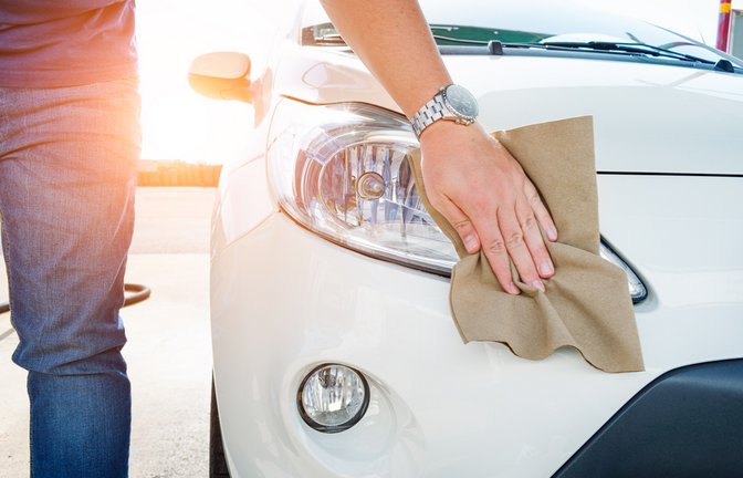 Hat das Fensterleder zu viel Schmutz abbekommen, ist es Zeit für eine Reinigung.<span class='image-autor'>Foto: Yaya Photos / shutterstock.com</span>