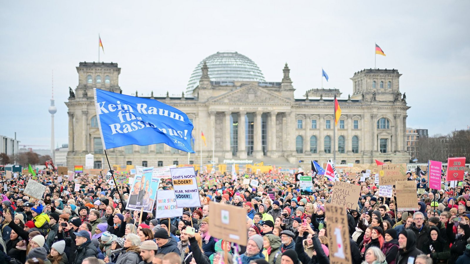 Anfang Februar in Berlin: Protestaktion unter dem Motto „Aufstand der Anständigen – Demo für die Brandmauer“ vor dem ReichstagFoto: dpa/Sebastian Gollnow Anfang Februar in Berlin: Protestaktion unter dem Motto „Aufstand der Anständigen – Demo für die Brandmauer“ vor dem ReichstagFoto: dpa/Sebastian Gollnow