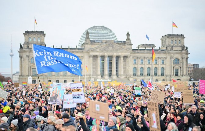 Anfang Februar in Berlin: Protestaktion unter dem Motto „Aufstand der Anständigen –  Demo für die Brandmauer“ vor dem Reichstag<span class='image-autor'>Foto: dpa/Sebastian Gollnow</span>