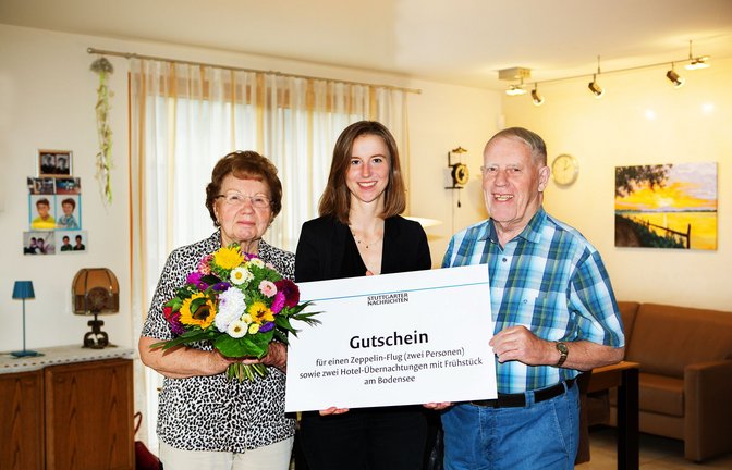 Waltraud Stauch(links) und ihr Mann Gerhard freuen sich über den Hauptgewinn des Sommerrätsels. Den Gutschein überreicht Karla Schairer, Leitende Editorin der Politik.<span class='image-autor'>Foto: /Ines Rudel</span>