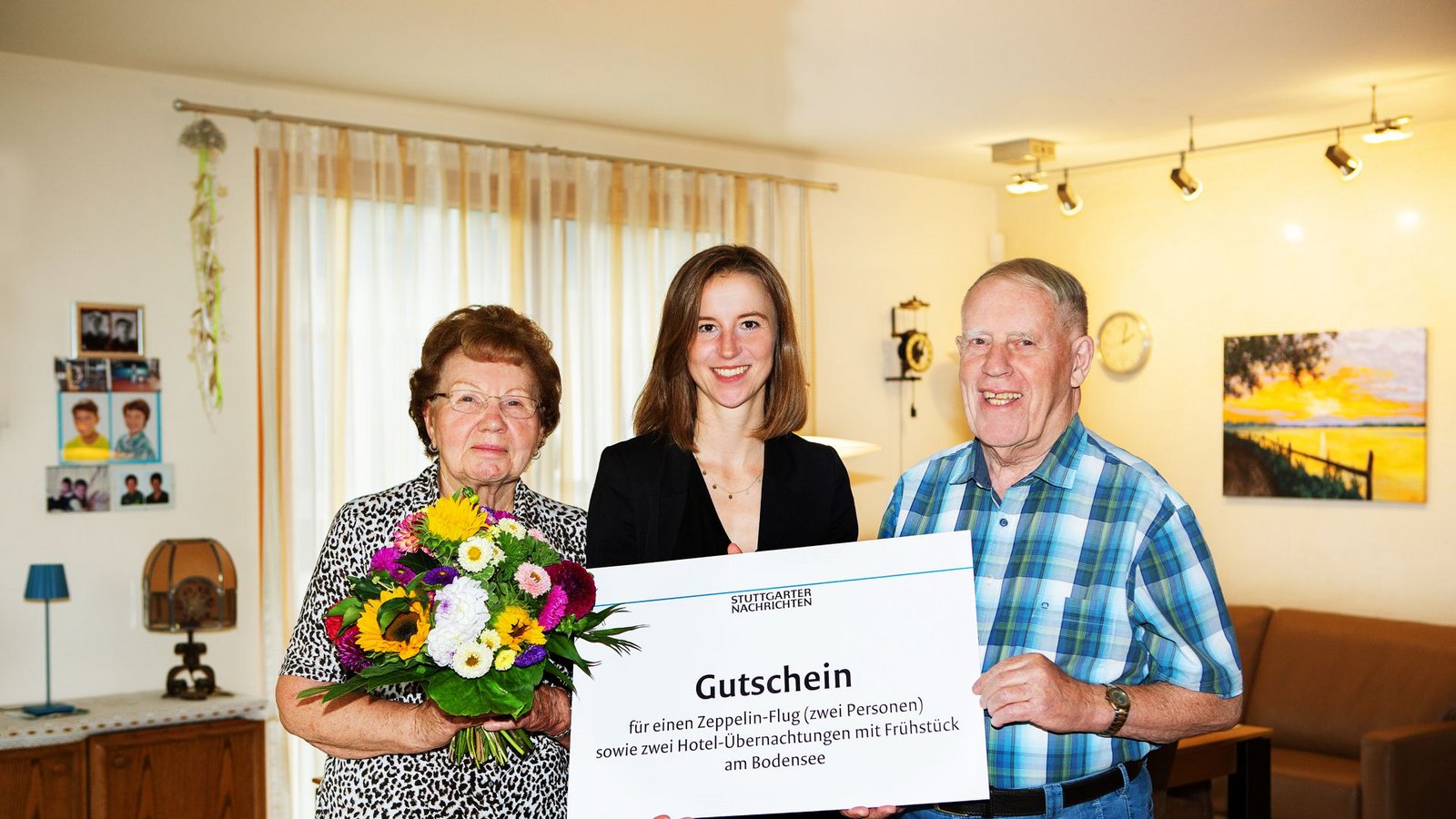 Waltraud Stauch(links) und ihr Mann Gerhard freuen sich über den Hauptgewinn des Sommerrätsels. Den Gutschein überreicht Karla Schairer, Leitende Editorin der Politik.Foto: /Ines Rudel Waltraud Stauch(links) und ihr Mann Gerhard freuen sich über den Hauptgewinn des Sommerrätsels. Den Gutschein überreicht Karla Schairer, Leitende Editorin der Politik.Foto: /Ines Rudel