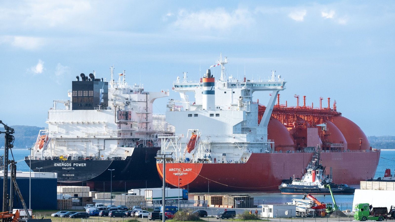 Ein LNG Tanker liegt mit einer Ladung LNG im Energie-Terminal. Auf der Insel Rügen kann Flüssigerdgas angelandet und nach der Umwandlung in Gas über eine Erdgas-Anbindungsleitung nach Lubmin in das deutsche Verteilnetz eingespeist werden.Foto: Stefan Sauer/dpa