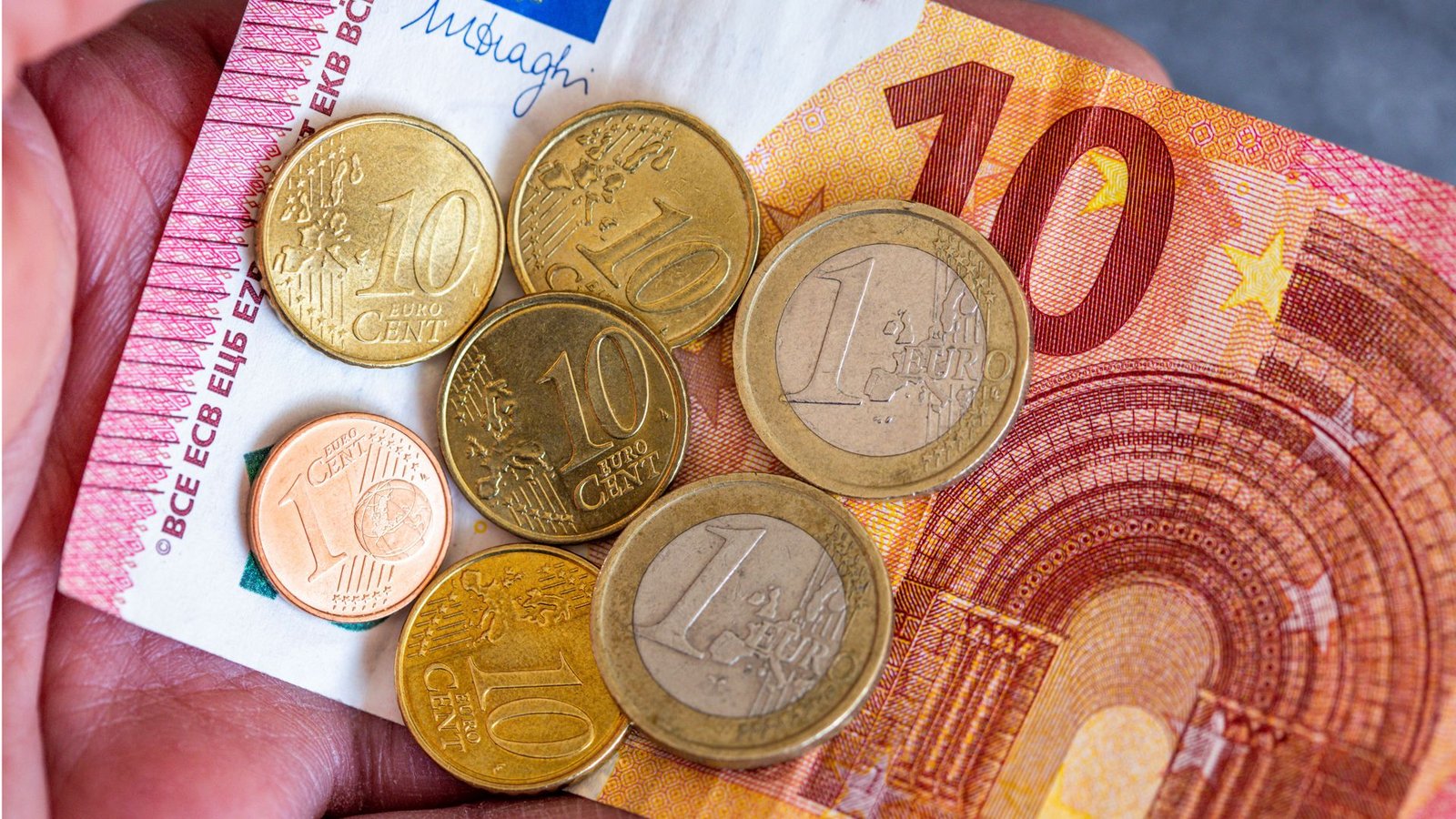 Für das gesamte Jahr 2024 gilt ein Bruttolohn von 12,41 Euro pro Stunde als gesetzliche Untergrenze.Foto: dpa/Jan Woitas