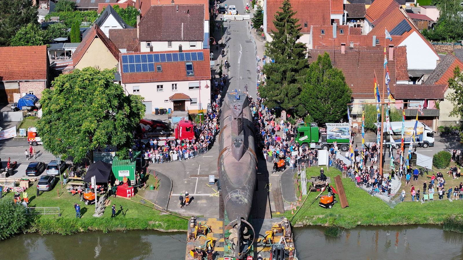 Das U-Boot hat seinen letzten Wasserweg bestritten, Ab jetzt geht es über das Land. (Hassmersheim 13. Juli)Foto: TMSNHSP Das U-Boot hat seinen letzten Wasserweg bestritten, Ab jetzt geht es über das Land. (Hassmersheim 13. Juli)Foto: TMSNHSP