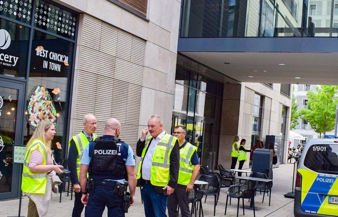 Polizisten und Mitarbeiter des Milaneo besprechen am Donnerstagvormittag die Lage – eine 47-Jährige war in einem Geschäft brutal angegriffen worden.<span class='image-autor'>Foto: SDMG/Dettenmeyer</span>