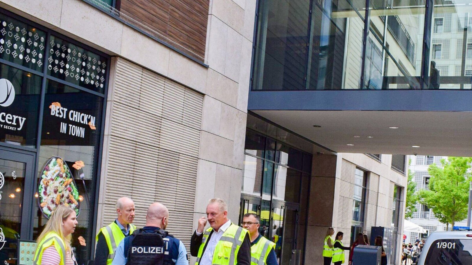 Polizisten und Mitarbeiter des Milaneo besprechen am Donnerstagvormittag die Lage – eine 47-Jährige war in einem Geschäft brutal angegriffen worden.Foto: SDMG/Dettenmeyer