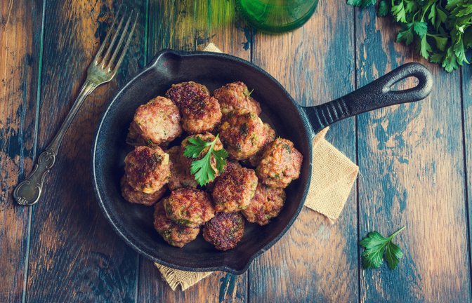 Erfahren Sie 6 Alternativen, wie Sie Hackfleisch auch ohne Ei binden können.<span class='image-autor'>Foto: Magrig / Shutterstock.com</span>