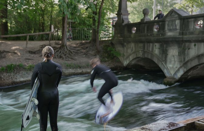Die Surfer können sich freuen: Die Eisbachwelle ist wieder freigegeben.<span class='image-autor'>Foto: Ehsan Monajati/dpa</span>