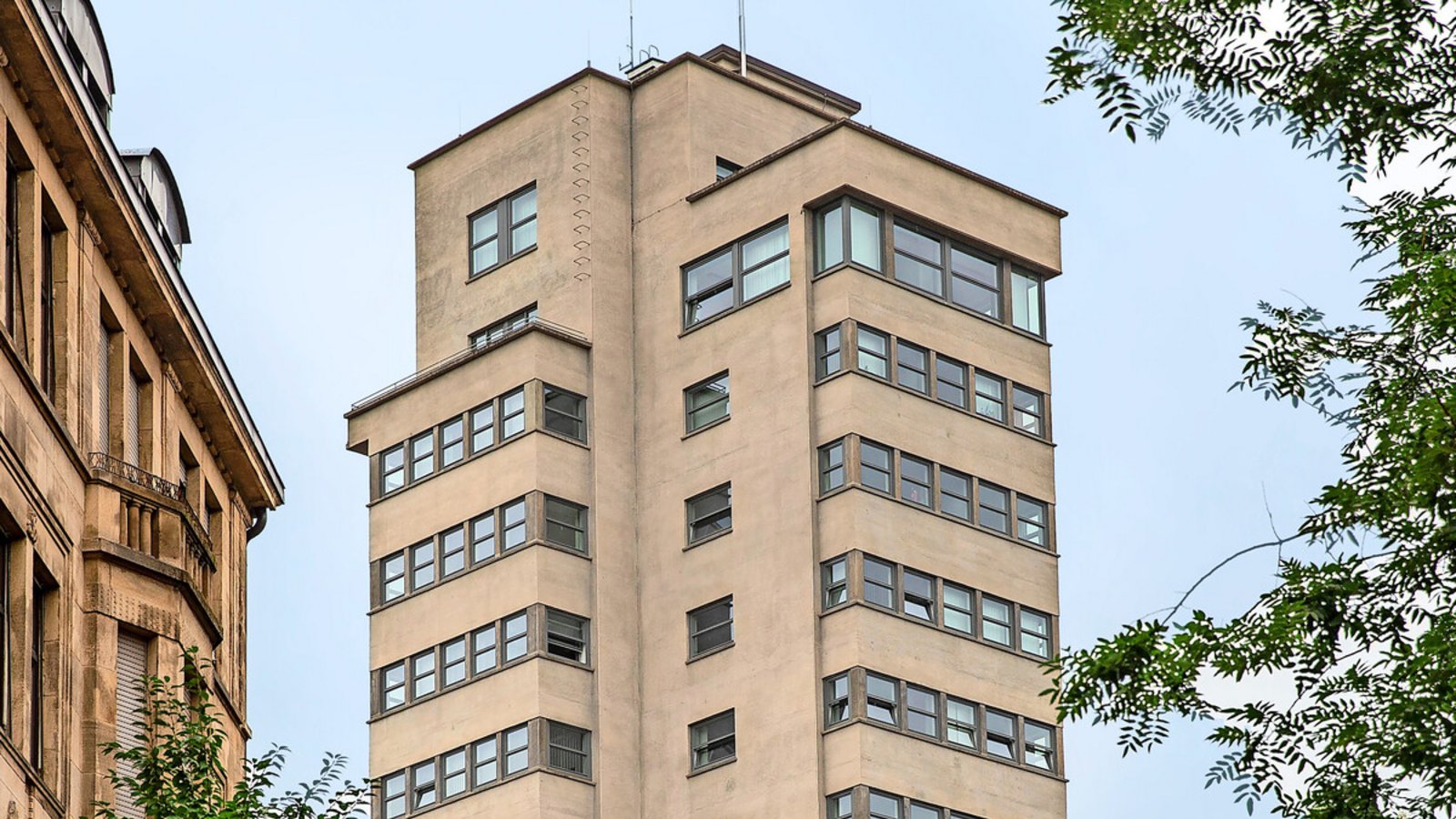 Der Tagblattturm in der Eberhardstraße muss grundlegend saniert werden. Aber zuerst müssen die städtischen Mitarbeiter und gewerblichen Mieter ausziehen.Foto: Lichtgut/Leif Piechowski Der Tagblattturm in der Eberhardstraße muss grundlegend saniert werden. Aber zuerst müssen die städtischen Mitarbeiter und gewerblichen Mieter ausziehen.Foto: Lichtgut/Leif Piechowski
