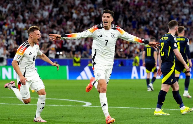 Deutschland gegen Schottland: Deutschlands Kai Havertz jubelt nach seinem Tor zum 3:0 mit Joshua Kimmich. Foto: Andrew Milligan/PA Wire/dpa +++ dpa-Bildfunk +++<span class='image-autor'>Foto: PA Wire</span>