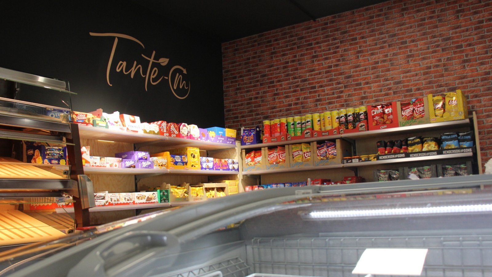 Endspurt vor der Eröffnung: Die Regale und Tiefkühltruhen füllen sich.  Fotos: Kauer