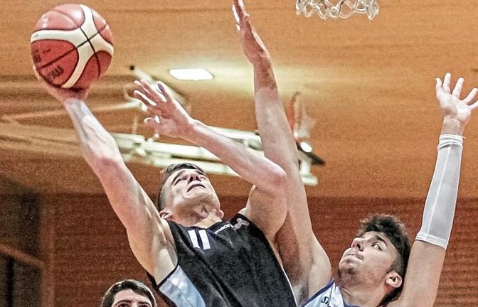Achim Klenk (Mitte) hat mit der BSG Vaihingen/Sachsenheim das Ligaspiel am Samstagabend gegen Hellas Esslingen gewonnen. Damit stehen die Vaihinger auf Rang drei. Foto: Simecek