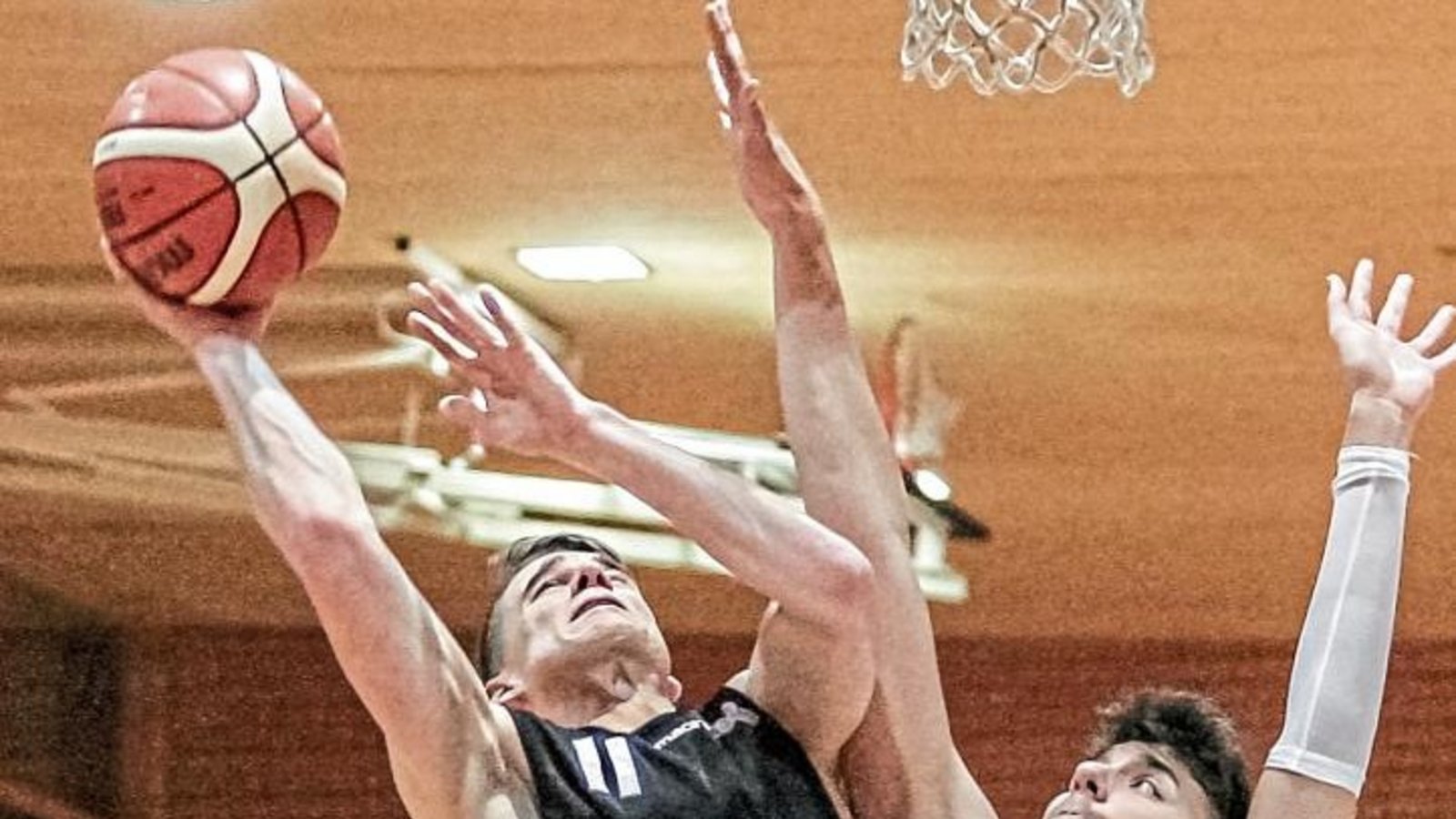 Achim Klenk (Mitte) hat mit der BSG Vaihingen/Sachsenheim das Ligaspiel am Samstagabend gegen Hellas Esslingen gewonnen. Damit stehen die Vaihinger auf Rang drei. Foto: Simecek Achim Klenk (Mitte) hat mit der BSG Vaihingen/Sachsenheim das Ligaspiel am Samstagabend gegen Hellas Esslingen gewonnen. Damit stehen die Vaihinger auf Rang drei. Foto: Simecek