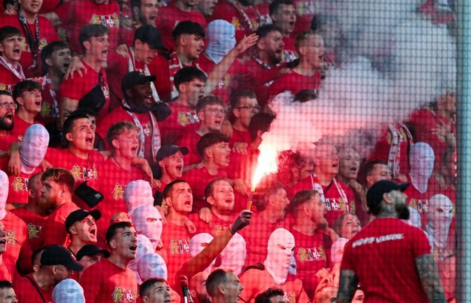 Beim Spiel SV Waldhof Mannheim gegen 1. FC Kaiserslautern am 21. August setzten Fans auch Pyrotechnik ein.<span class='image-autor'>Uwe Anspach/dpa</span>